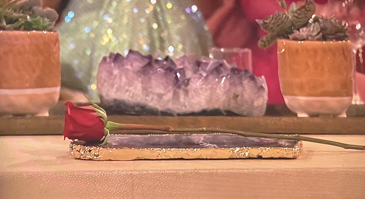 VValentine2236's tweet photo. This giant amethyst has been sitting on this table the past few seasons that I’ve seen it… and I WANT IT! I’ll go on The Bachelor just for that rock! LMAO 🤣 #TheBachelor #Bachelor #BachelorNation #TheBachelorette #Bachelorette #Amethyst #firstimpressionrose #rose https://t.co/4dY31KYqrQ