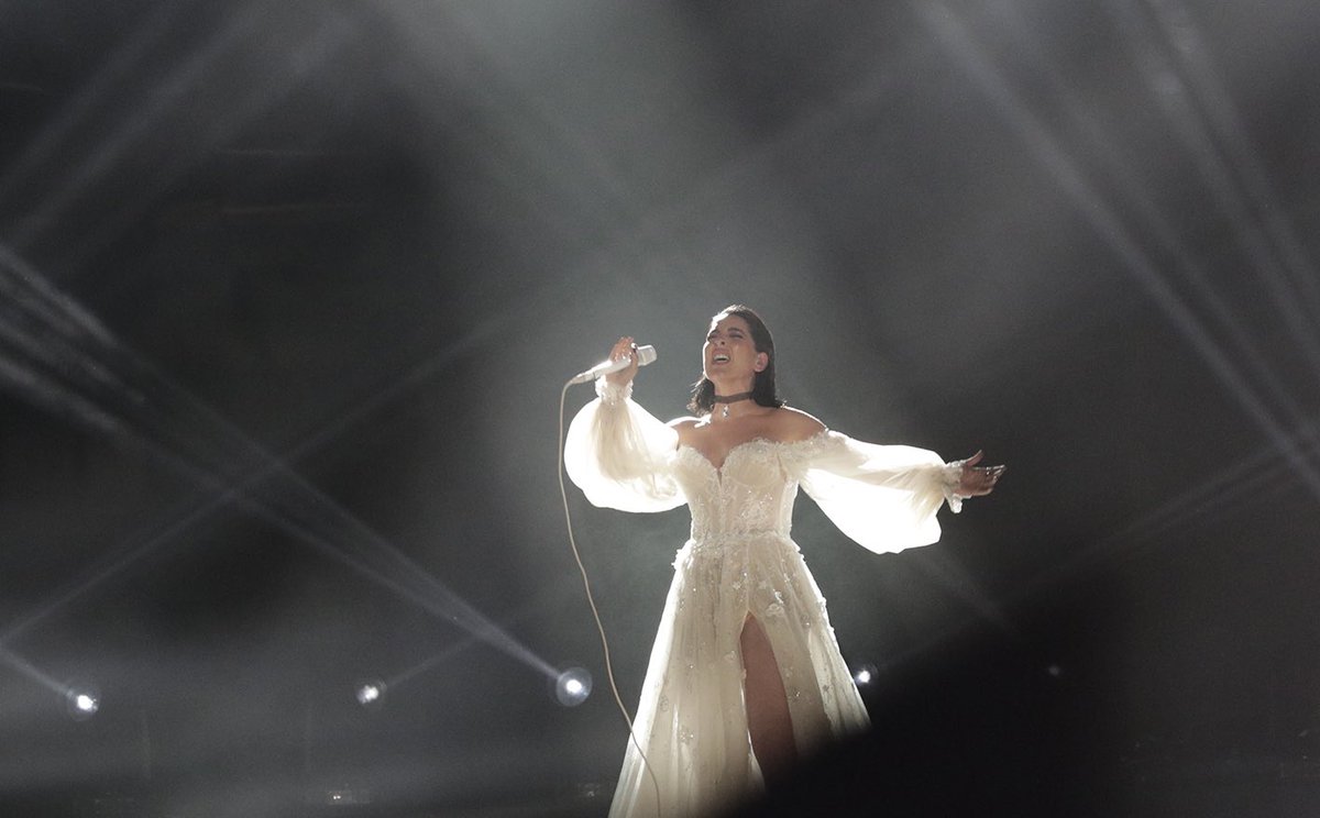 RLorenzoDaily's tweet photo. Nuestra querida @RuthLorenzo nos ha sorprendido abriendo la final del #BenidormFestFinal con una nueva version de “Dancing in the rain” 🌧️ 
Esta noche estará disponible a las 00:00h en todas las plataformas. 

¿Qué os ha parecido? Queremos leeros 👀 https://t.co/5Cf251AspY