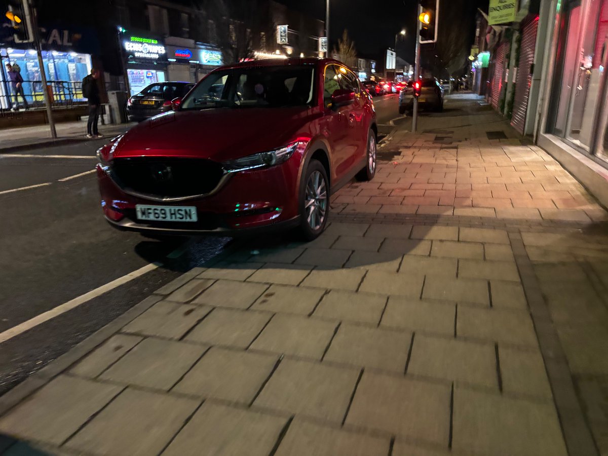 NiceUrmston's tweet photo. Zig Zags don’t apply if you need to have your tea at @roundersuk chicken shop 👍

@gmptraffic @TraffordCouncil @YPLAC https://t.co/kFSDvtcrcT