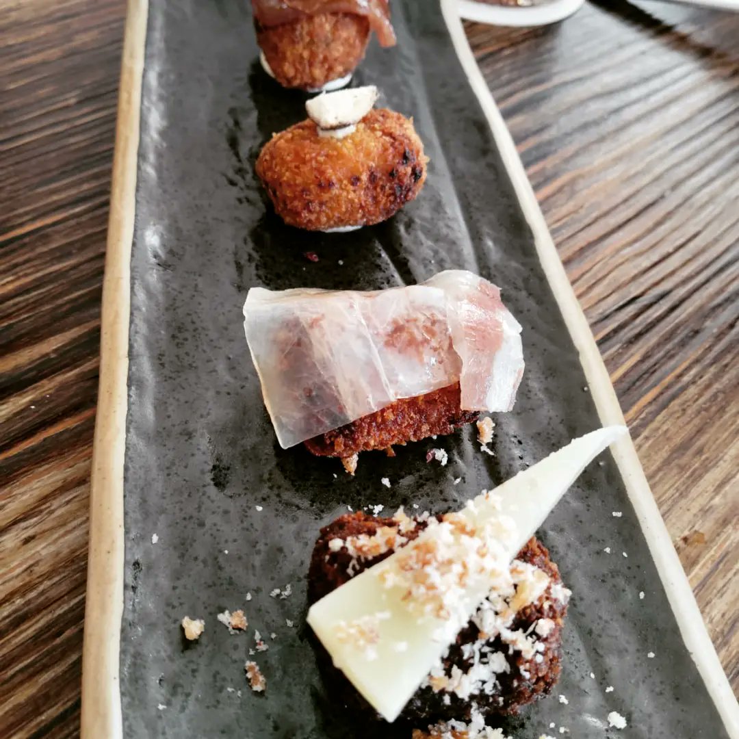 mejugenia's tweet photo. Hoy hemos comido en De Cuadros Restaurante, un gastrobar de un barrio del pueblo de Alguazas, de esos de casa bajas unifamiliares. Ha sido todo un descubrimiento, el dueño, jovencísimo, nos ha estado explicando todo lo que hemos tomado (explicado en las fotos) https://t.co/vvAF8WJfRd