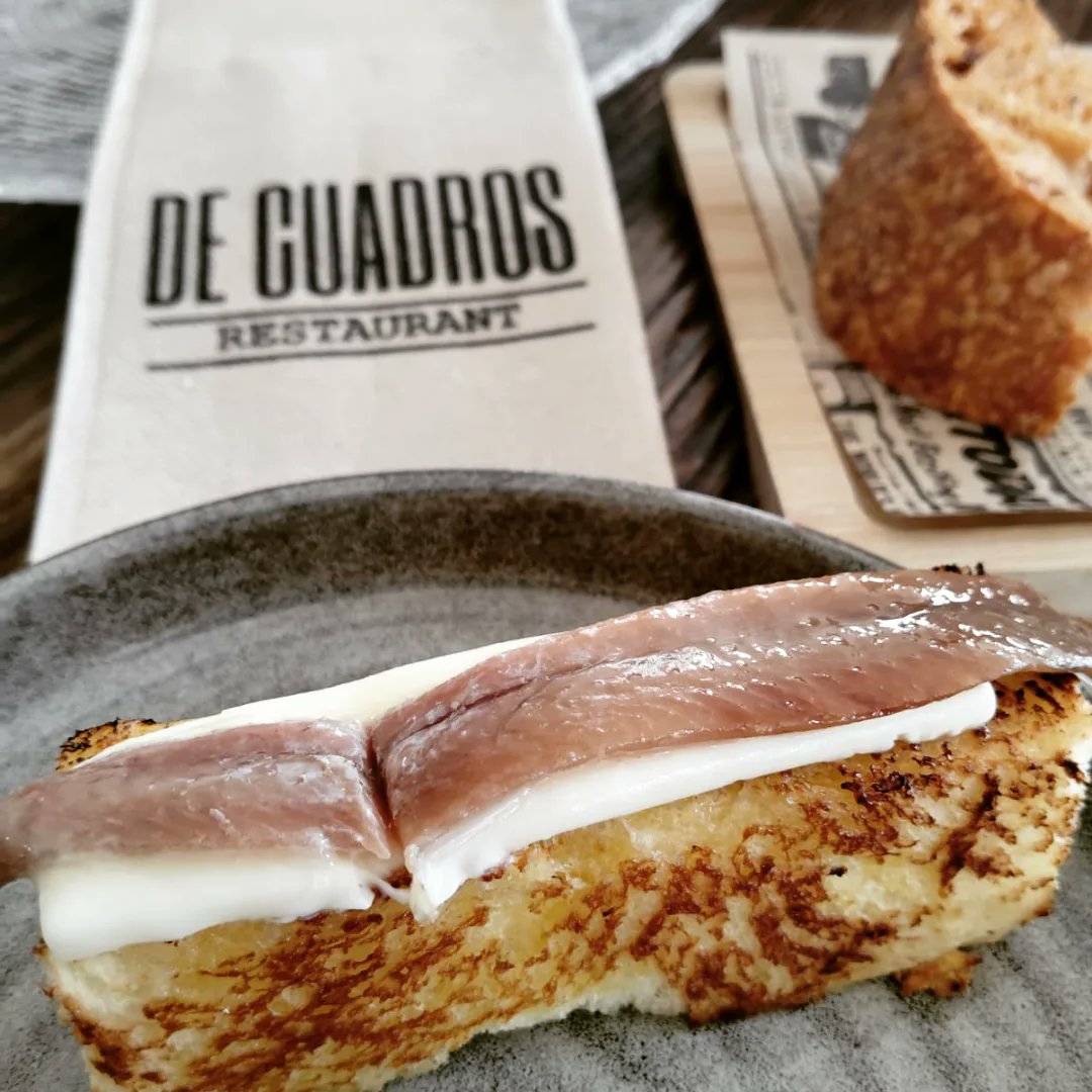 mejugenia's tweet photo. Hoy hemos comido en De Cuadros Restaurante, un gastrobar de un barrio del pueblo de Alguazas, de esos de casa bajas unifamiliares. Ha sido todo un descubrimiento, el dueño, jovencísimo, nos ha estado explicando todo lo que hemos tomado (explicado en las fotos) https://t.co/vvAF8WJfRd