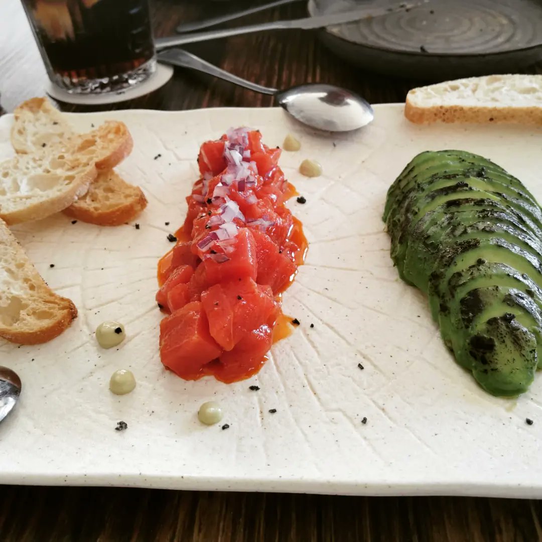 mejugenia's tweet photo. Hoy hemos comido en De Cuadros Restaurante, un gastrobar de un barrio del pueblo de Alguazas, de esos de casa bajas unifamiliares. Ha sido todo un descubrimiento, el dueño, jovencísimo, nos ha estado explicando todo lo que hemos tomado (explicado en las fotos) https://t.co/vvAF8WJfRd