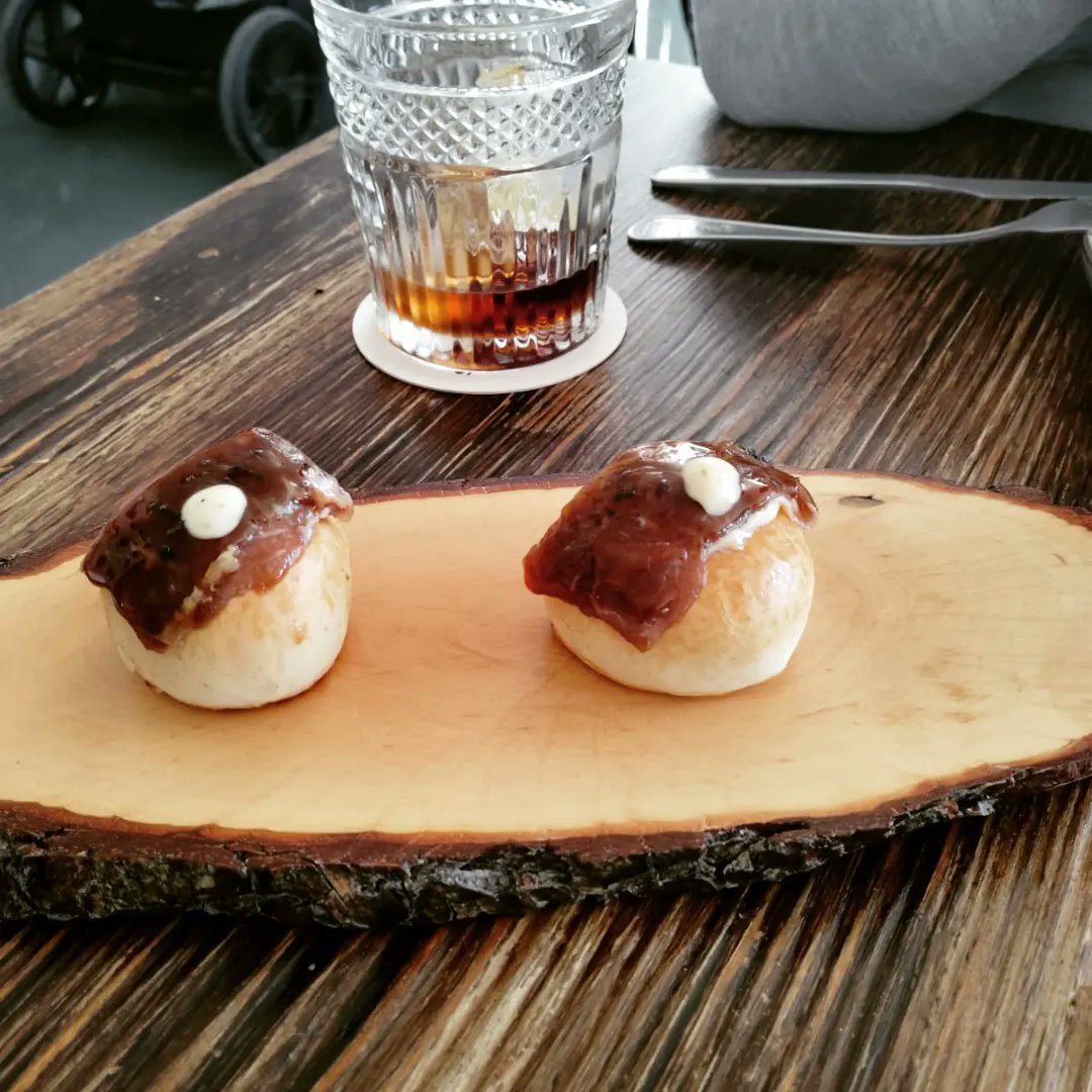 mejugenia's tweet photo. Hoy hemos comido en De Cuadros Restaurante, un gastrobar de un barrio del pueblo de Alguazas, de esos de casa bajas unifamiliares. Ha sido todo un descubrimiento, el dueño, jovencísimo, nos ha estado explicando todo lo que hemos tomado (explicado en las fotos) https://t.co/vvAF8WJfRd