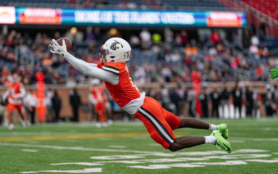 RISER👀📈

<a href="/Chau__Smith/">Chau Smith-Wade</a> (via <a href="/_TMiddleton_/">Travis</a>)

#GoCougs | #WAZZU | <a href="/seniorbowl/">Panini Senior Bowl</a>
