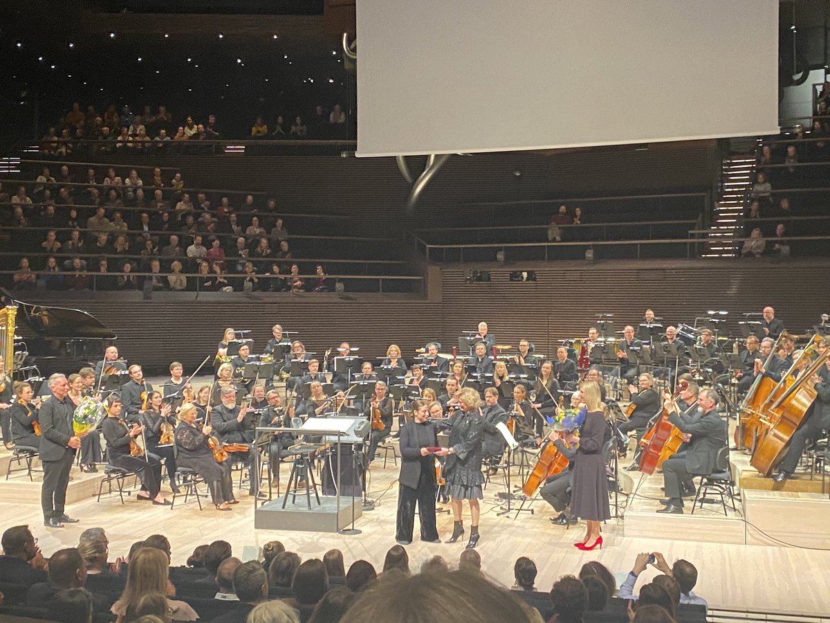 #Myrskyluodonmaija is touching movie.Tonight there was very impressive movie concert @Musiikkitalo <a href="/myhelsinki/">.</a> 
After movie special moment:
Congratulations of your recognizon <a href="/DaliaStasevska/">Dalia Stasevska 🇫🇮 🇺🇦</a> issued by president <a href="/ZelenskyyUa/">Volodymyr Zelenskyy / Володимир Зеленський</a> and given by mrs ambassador <a href="/OlgaDibrova1/">Olga Dibrova 🌻</a> #SlavaUkraini