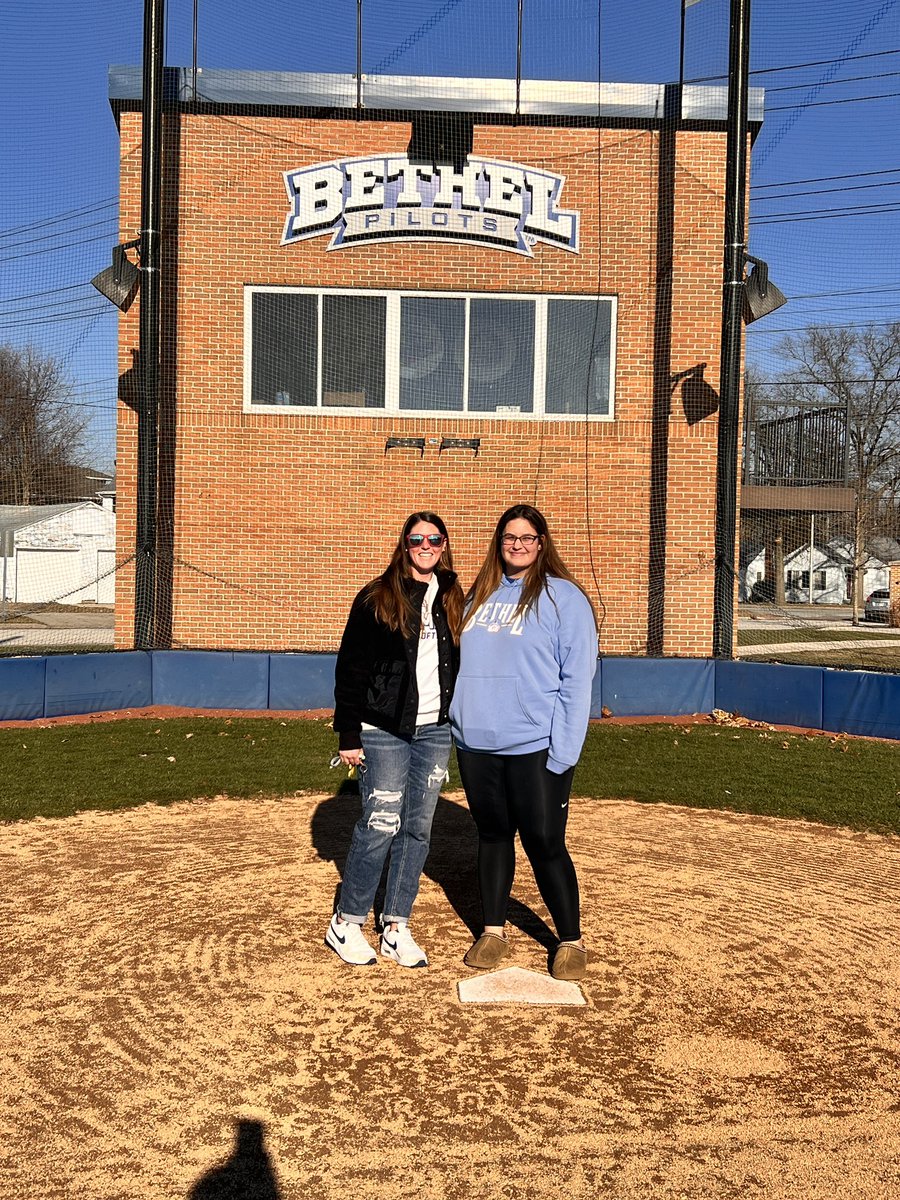 MadelynnQueen's tweet photo. I can’t wait to be a Pilot! 💙🤍 @BUPilotsSB @NatNewell18 @nwisoxfastpitch @NollSoftball https://t.co/TllRcXwrQX