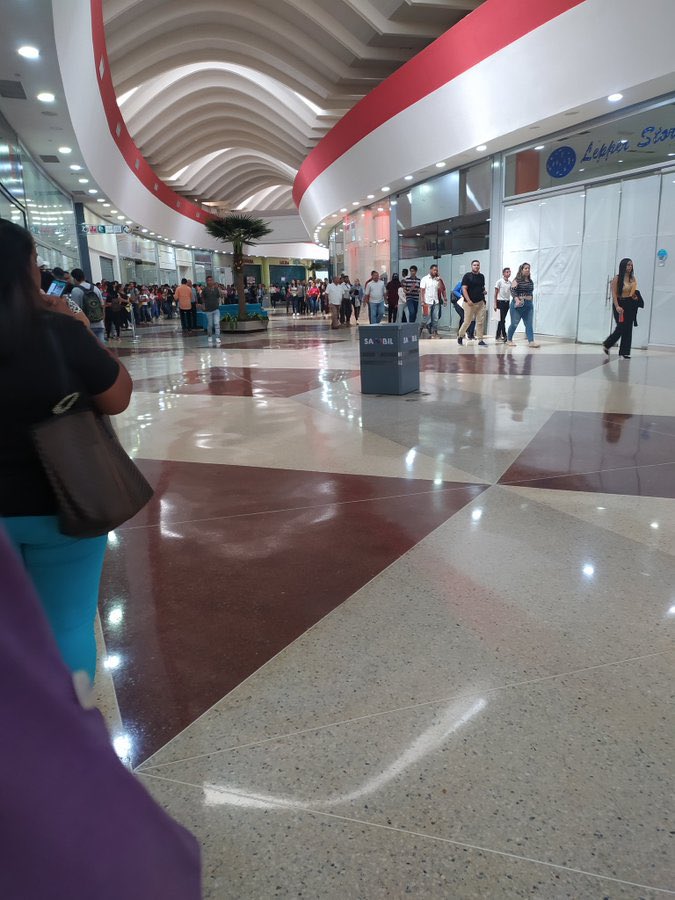 crwmtprod's tweet photo. Hay gente criticando a quienes fueron al sambil a buscar trabajo, pero lo único que veo es la quiebra total de la ciudad y la gran cantidad de personas desempleadas.

Esto da pánico. https://t.co/6gSbNhpBp1