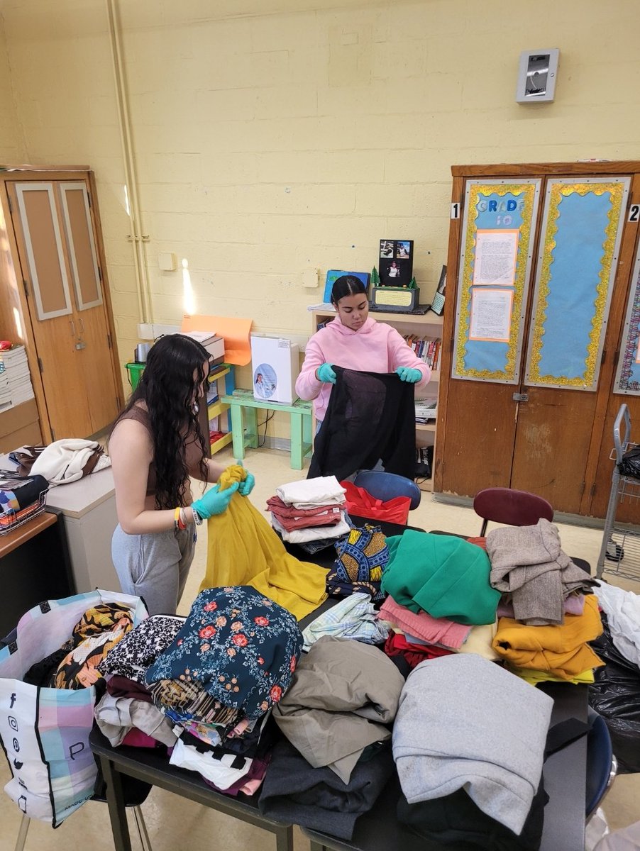 AELNYC's tweet photo. Members of MSK, MBK, NHS, Student Council &amp; alumni came together to pack, sort, and organize the wonderful coats and clothing we received for our 3rd Annual #MSK Coat and Clothing Drive. We applaud these young leaders for their commitment to serve the community 👏🏾 👏🏾 👏🏾 👏🏾 👏🏾 👏🏾 https://t.co/K8P50JDT03