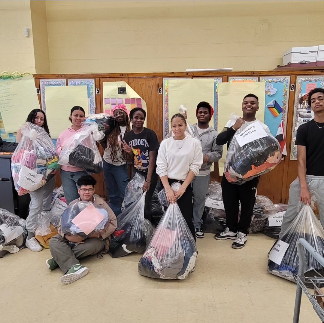 AELNYC's tweet photo. Members of MSK, MBK, NHS, Student Council &amp; alumni came together to pack, sort, and organize the wonderful coats and clothing we received for our 3rd Annual #MSK Coat and Clothing Drive. We applaud these young leaders for their commitment to serve the community 👏🏾 👏🏾 👏🏾 👏🏾 👏🏾 👏🏾 https://t.co/K8P50JDT03