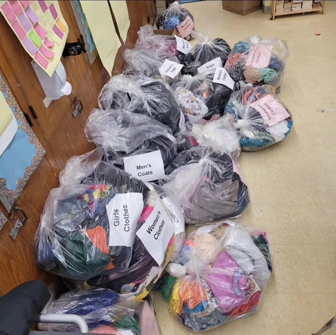 AELNYC's tweet photo. Members of MSK, MBK, NHS, Student Council &amp; alumni came together to pack, sort, and organize the wonderful coats and clothing we received for our 3rd Annual #MSK Coat and Clothing Drive. We applaud these young leaders for their commitment to serve the community 👏🏾 👏🏾 👏🏾 👏🏾 👏🏾 👏🏾 https://t.co/K8P50JDT03