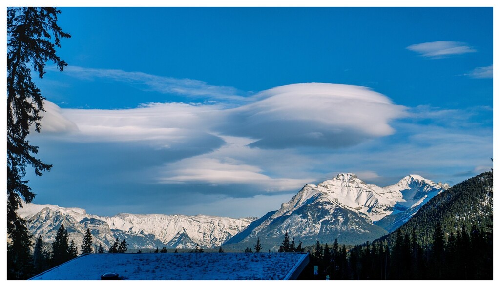 Lenticular Cloud, 2023..#landscapephotography #mountains #rockymountains #banff #alberta #canada #lumixg9 instagr.am/p/C25saa6p4wd/