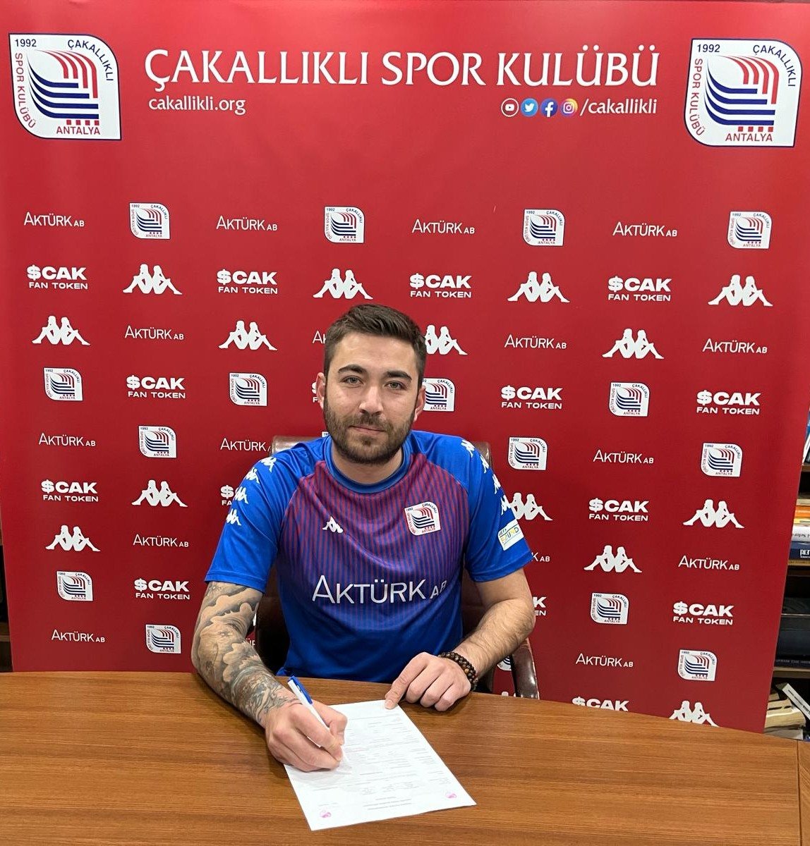 cakallikli's tweet photo. HOŞ GELDİN EGE ALKAN
Kulübümüz forvet Ege Alkan ile anlaşmaya varmıştır.
Oyuncumuza Çakallıklı ailesine hoş geldin diyor; başarılar diliyoruz https://t.co/4XlymSNziz