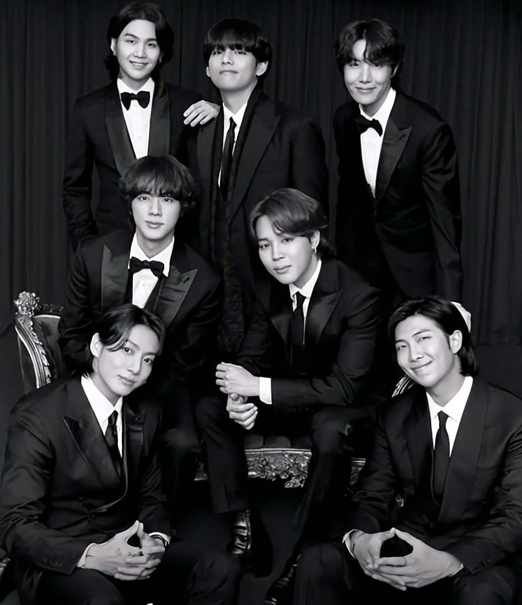 winnttaebear's tweet photo. our seven https://t.co/5FPEpoqetl