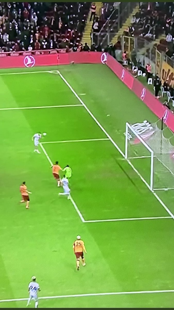 Fener__Digital's tweet photo. Ulan sunu nasıl atamadı diye düşünüyorduk meğer çocuğun beyini ile kalbi çelişivermiş bir anda https://t.co/UDzGguDW64