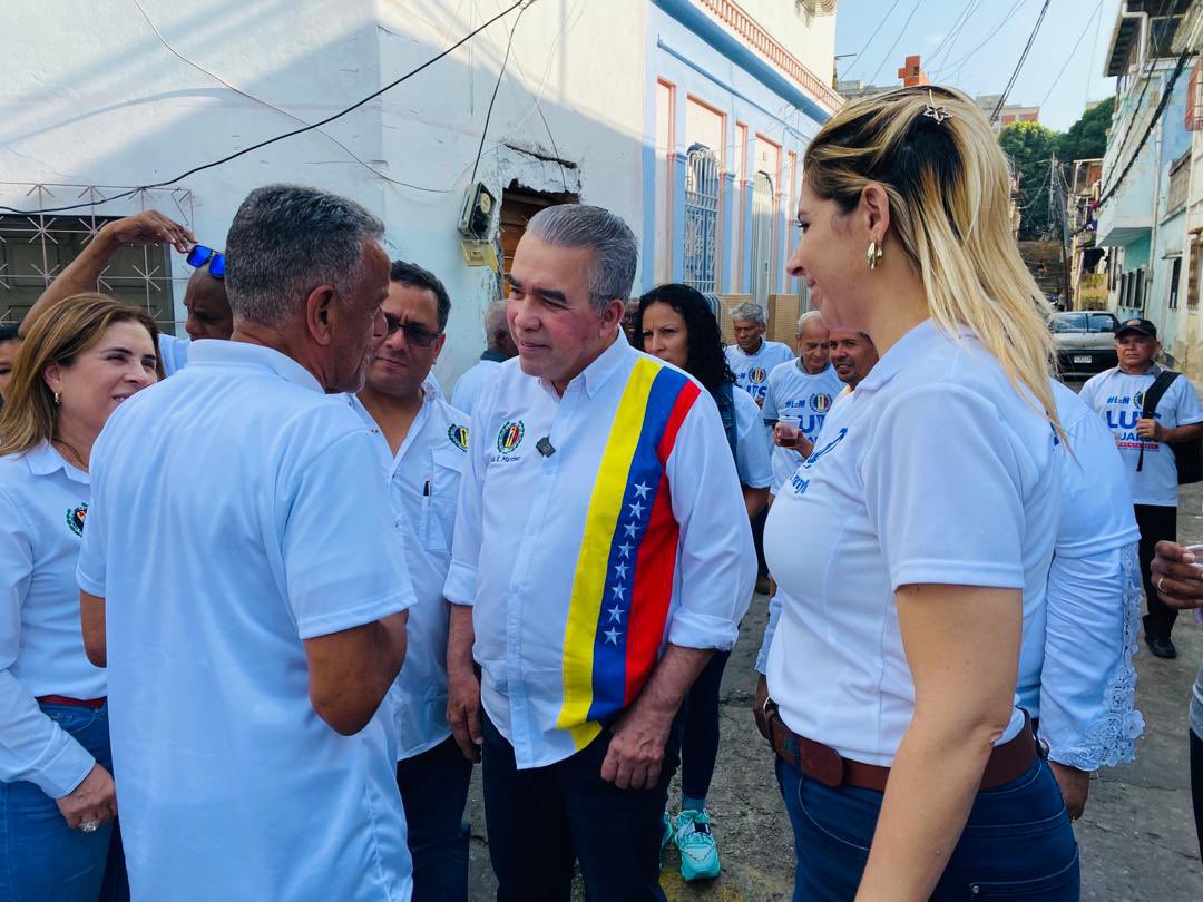 DipRonderos's tweet photo. ¡We will come back! 🏳️

Los adecos tomamos #Caracas, junto a nuestro candidato @Luisemartinezh estuvimos con nuestra gente de #Cotiza.

El mensaje es claro: La vía es el
VOTO y así volveremos al poder para hacer de #Venezuela el país que todos merecemos.

#UnidosSeViveMejor
#3Feb https://t.co/bwEdUiZdJl
