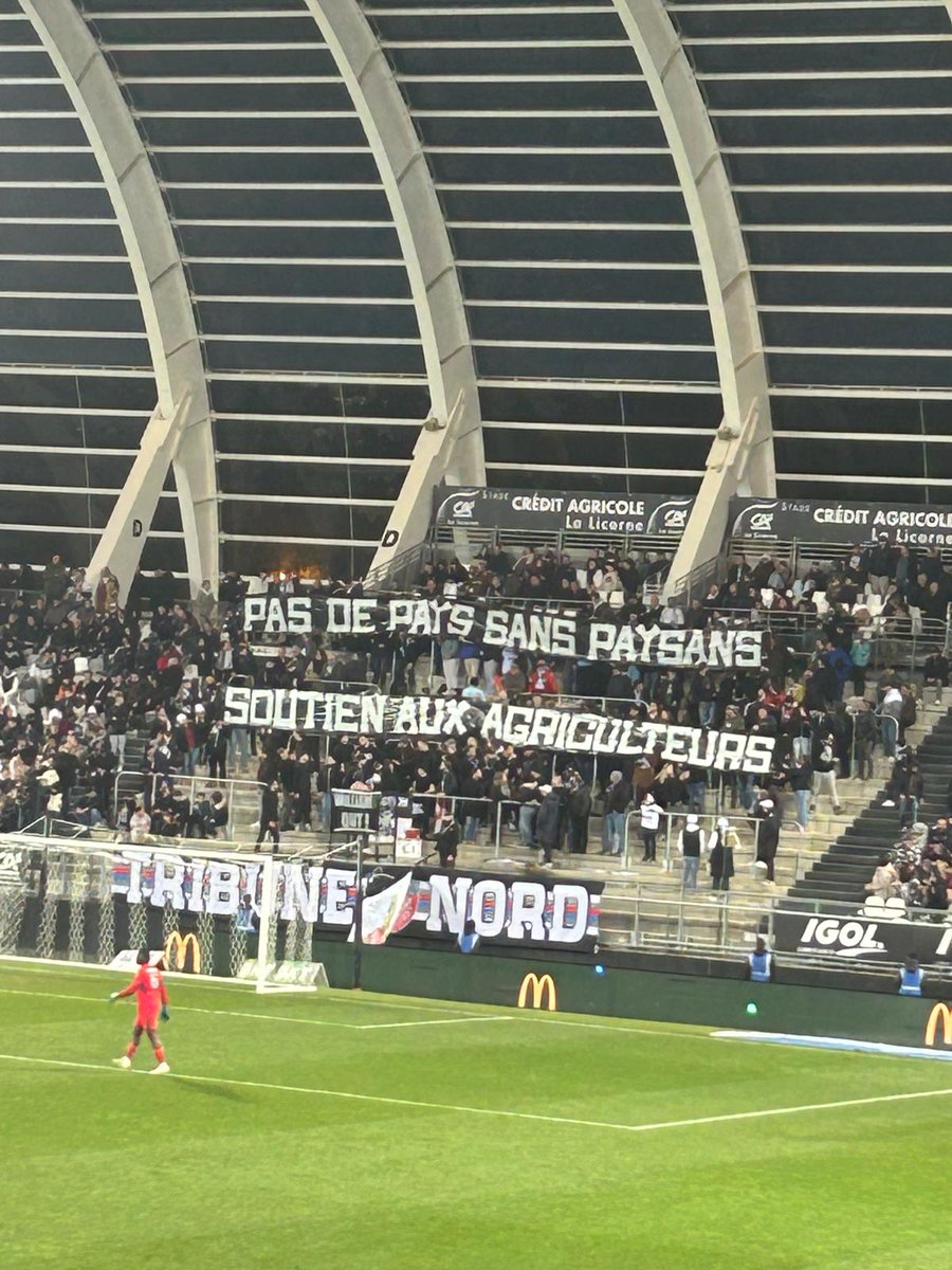 OlivierTHIBAUT5's tweet photo. #merci au Kop tribune Nord @AmiensSC pour votre soutien au monde #agricole 💪
#PasDePaysSansPaysans
#AgriculteurEnColeres https://t.co/EOfXyz6bXN