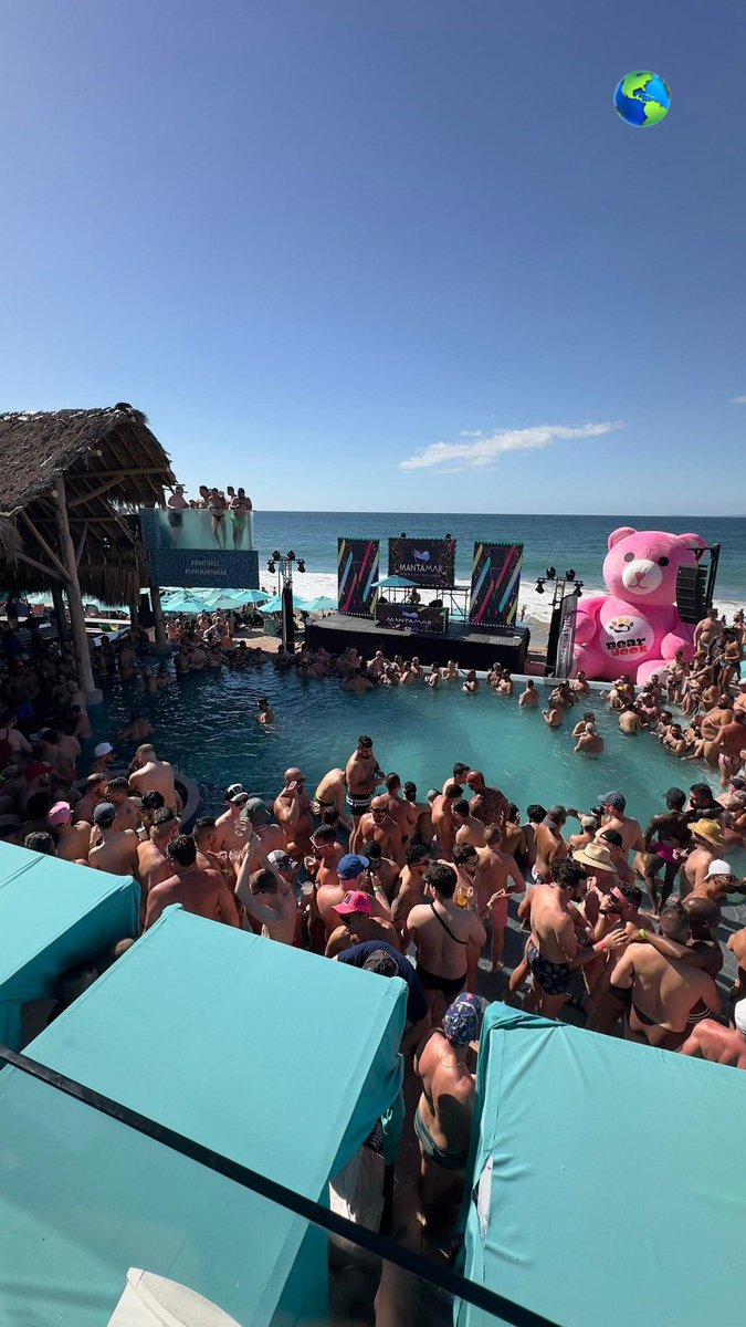 R31naDeInvierno's tweet photo. K aaasca 🤢🤮🤢
Alguien se cagó en la alberca del Mantamar en Puerto Vallarta.

Ya recogieron la 💩💩💩
Y ya les avisaron que pueden meterse a la alberca de nuevo 😂🤣😂 https://t.co/5tu4FOP5RV
