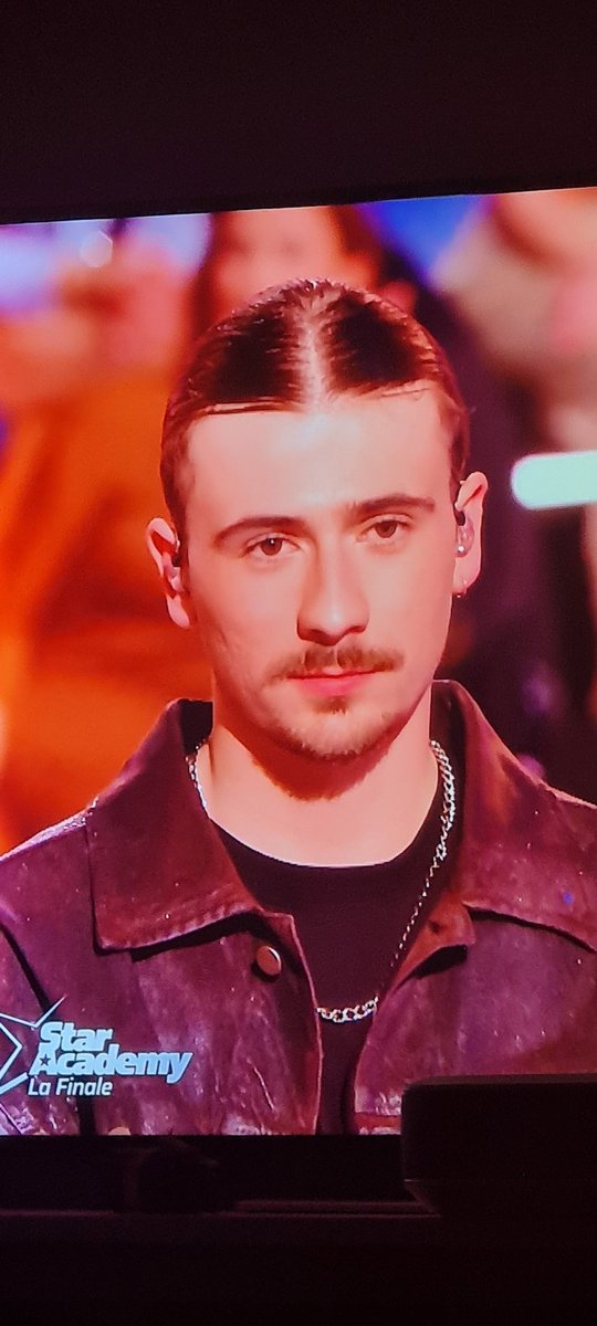FFumia's tweet photo. On en parle de sa coupe !! Raie au milieu cela ne le mets pas en valeur par rapport à Julien non ?#Staracademy https://t.co/dtBk16Gtb8