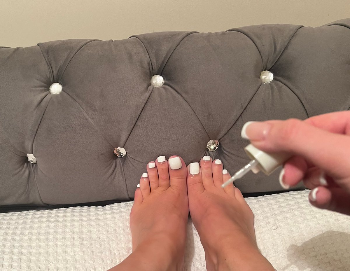 thesolesistaaa's tweet photo. Oil baby… oil those cuticles 

#pedicure #feetography #prettytoes #feetart #perfecttoes #perfectsoles #prettyfeetgang #toenails #flawlessfeet #footqueen #pedicuredtoes #toenaildesigns #smartpedicure #nailaddict #nailpolish #nailpages #beautifulnails #explore #explorepage #nails https://t.co/EBujxehozX
