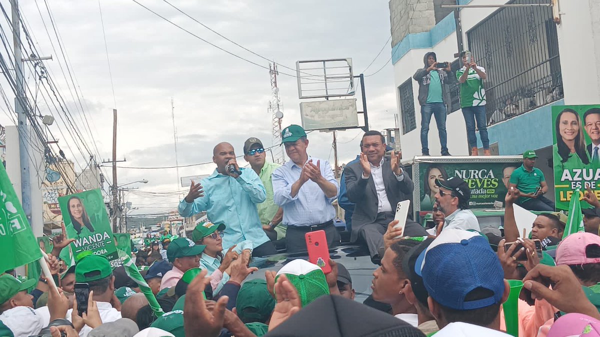 #FPComunica 
Azua es verde, azua es de <a href="/LeonelFernandez/">Leonel Fernández</a> 
#LeonelFernández #FuerzaDelPueblo #CaravanaFP #Vota3 #LeonelEnAzua 
<a href="/FPcomunica/">@Fuerza del Pueblo (FP)</a> <a href="/antonioflorian_/">Antonio Florián</a> <a href="/CesarAFernandz/">César A. Fernández</a> <a href="/actualidadfila1/">Filatelia</a> <a href="/RamirezSiano/">Siano</a> <a href="/zuleicagarcia88/">Zuleica García</a> <a href="/wallynet3/">Wellington Ramirez</a> <a href="/keylaReyna04/">Keyla Reyna</a> <a href="/Manolopich/">Manolo Pichardo</a> <a href="/DrHenryMeran/">Dr. Henry Merán</a>
