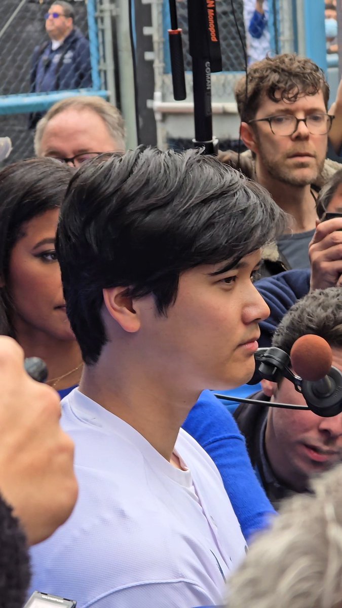 news4usonline's tweet photo. Ohtani is in the building. Dodger fans are going wild. #dodgersfanfest https://t.co/sJivhuxiJ1