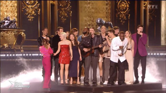 NewsTVReal's tweet photo. Tout le monde chante le titre de Pierre. C'est une dinguerie ce que vient de faire Dadju. #StarAcademy https://t.co/ImKJ59DKAE