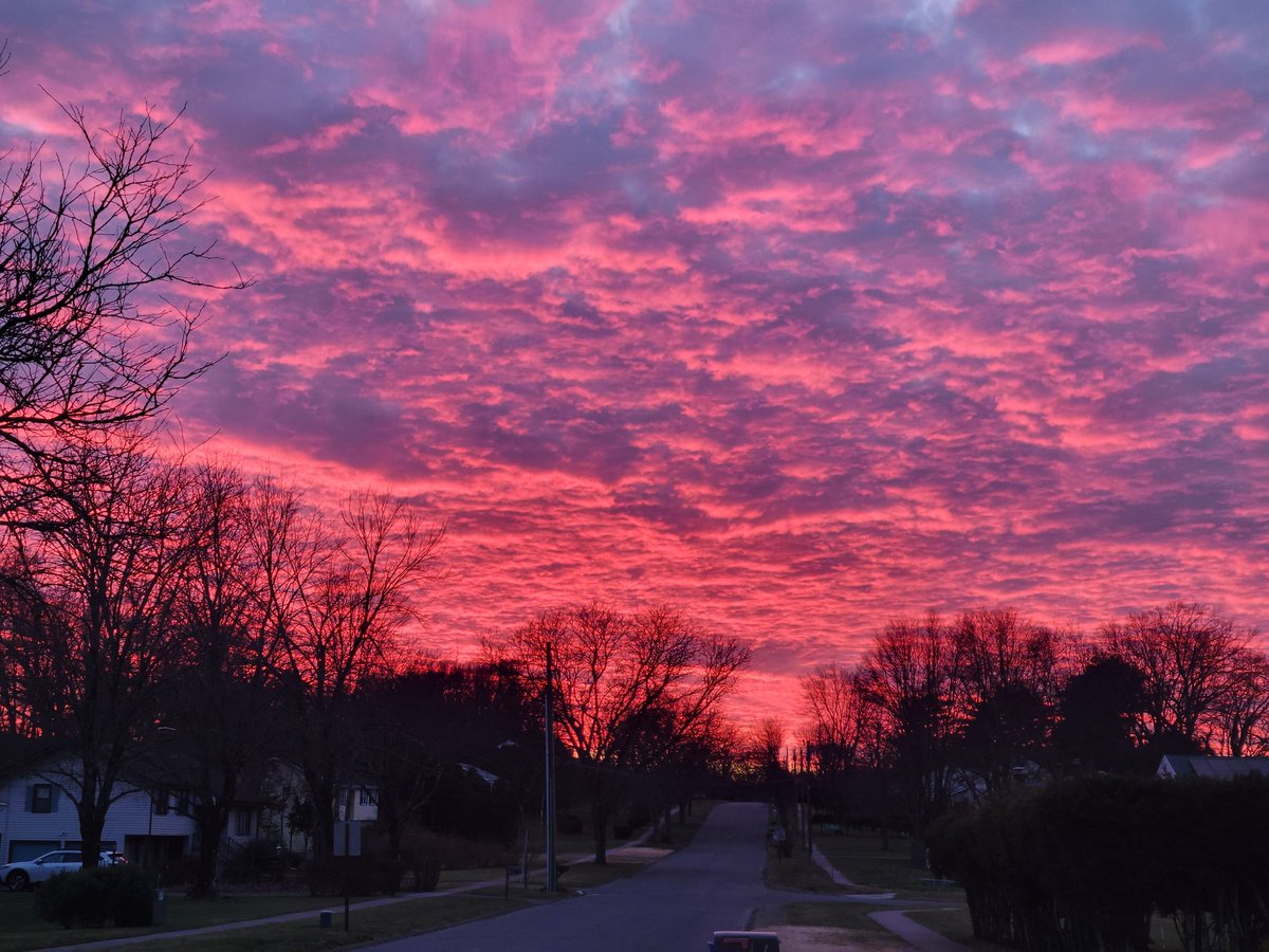 metaphoralaura's tweet image. The sun's gone for weeks
And then, one day it comes home
Bringing gifts for us
#HaikuSaturday 
#WinterSunset
#WinterInConnecticut