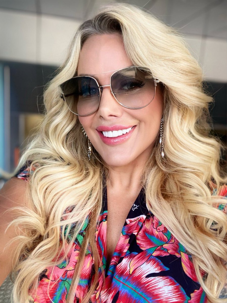 Wishing all my lovely followers a great weekend !! Swept away in the total joy of my new Bondi beach lifestyle this smile is total happiness loving life 💋🥰🩷