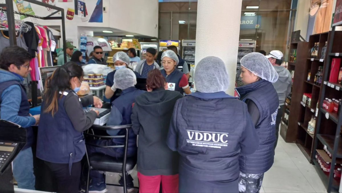 JusticiaBol's tweet photo. #VDDUC realiza controles del precio y peso de la carne de pollo que se vende en Emapa
#NotaDePrensa ➡️ https://t.co/AaZTZhSopq
#UnidosRumboAlBicentenario
#LaTransformaciónDeLaJusticiaAvanza https://t.co/1d5oVfuiMW