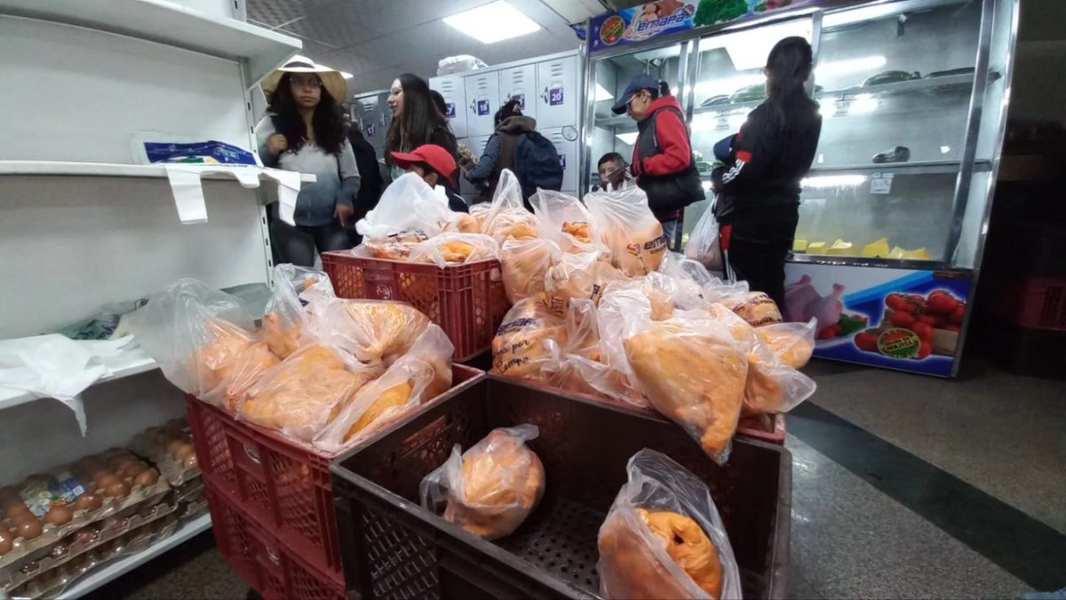 JusticiaBol's tweet photo. #VDDUC realiza controles del precio y peso de la carne de pollo que se vende en Emapa
#NotaDePrensa ➡️ https://t.co/AaZTZhSopq
#UnidosRumboAlBicentenario
#LaTransformaciónDeLaJusticiaAvanza https://t.co/1d5oVfuiMW