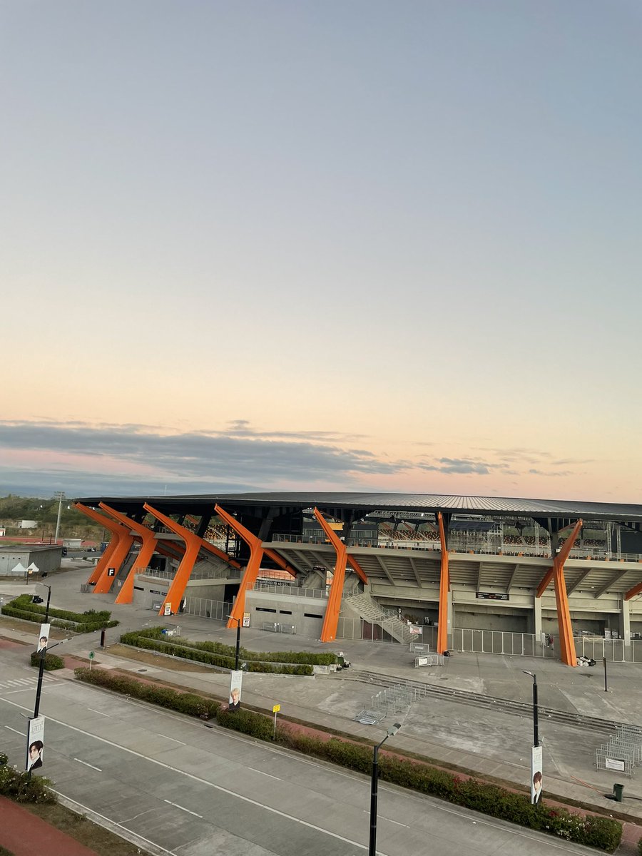 the way this whole place was loud last night with lots of memories and now it's so quiet and sad :( oh take me back to the night i saw my seven