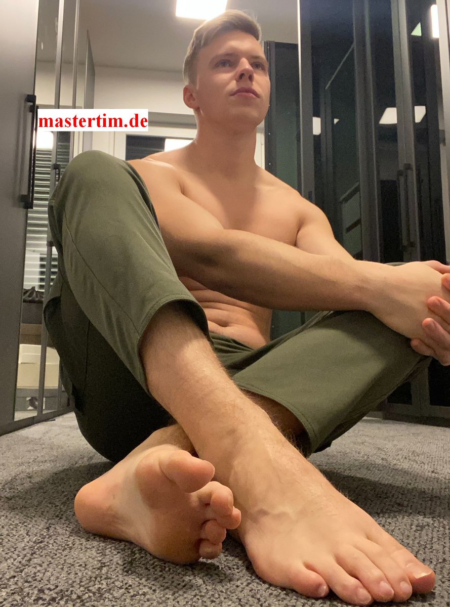 kingtim2012's tweet photo. Moin #footslaves and fans of #malefeet the #germanmaster #gerpimp
and his hot #malefeet 950 photos and 51 videos = 160 mins only exclusive on #mastertim
check out this brilliant #footmaster and #footdom #germancashmaster out here
https://t.co/1j9Qxa3CAo https://t.co/5bbRs2hsfa