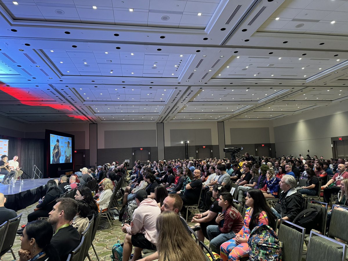 Drunk3po's tweet image. Look at the full room to see Gina