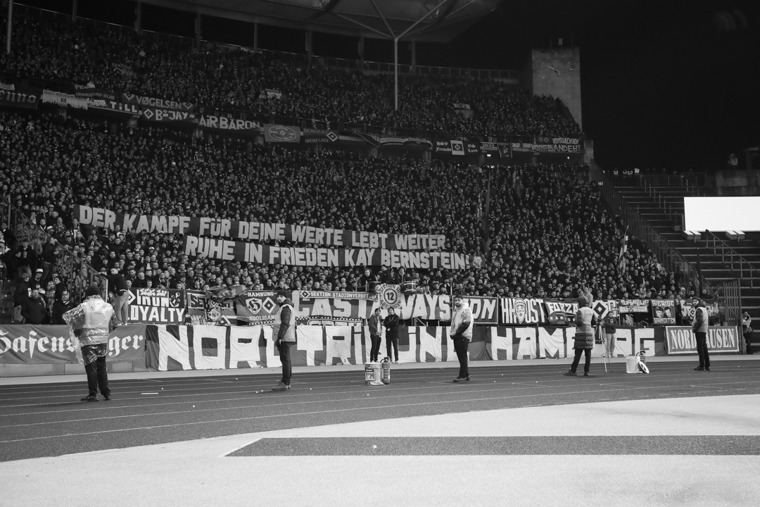 Bei aller Freude über die drei Punkte, zeigt diese Botschaft unserer Fans: Das Leben ist mehr als nur Fußball. 

Ruhe in Frieden, Kay #Bernstein. 🕊️

#nurderHSV | <a href="/HerthaBSC/">Hertha BSC</a> | 📸 <a href="/FotoMatze/">Foto Matze</a>