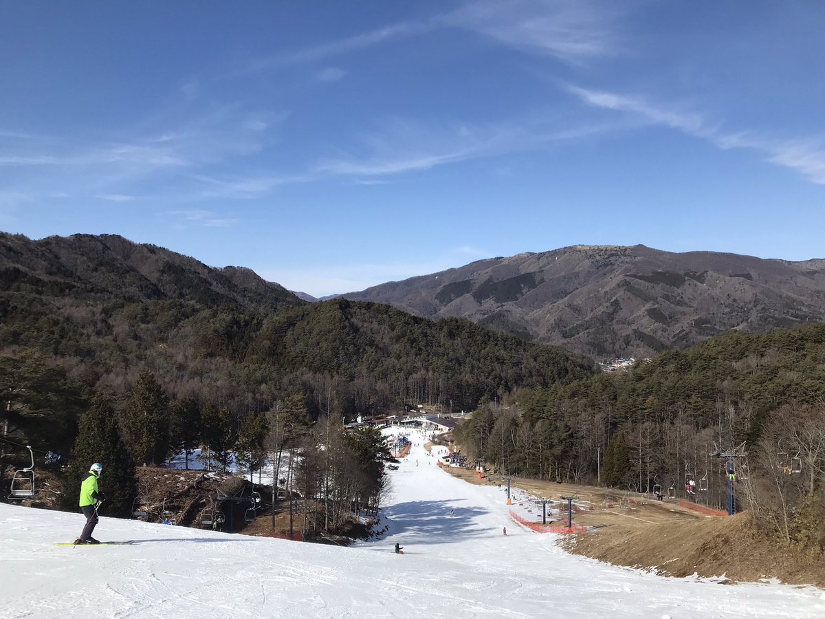 musha648's tweet photo. 今日も快晴。初心者コースしかない平谷高原ですが、混雑していることがないので、シーズン初滑りや新しいスキー板を試す時に利用しています。今回は、午後券で2時間滑って撤収。コース脇にラインコブくらいあればもっと楽しめるのになぁ〜
#ひらや高原スキー場 
#平谷村 https://t.co/vmQXrrXbuJ