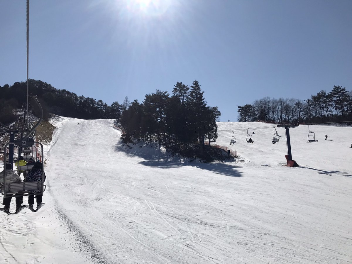 musha648's tweet photo. 今日も快晴。初心者コースしかない平谷高原ですが、混雑していることがないので、シーズン初滑りや新しいスキー板を試す時に利用しています。今回は、午後券で2時間滑って撤収。コース脇にラインコブくらいあればもっと楽しめるのになぁ〜
#ひらや高原スキー場 
#平谷村 https://t.co/vmQXrrXbuJ