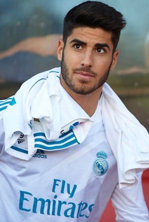 En el Mundial de 1970, Franz Beckenbauer juega la prórroga de 'El partido del siglo' con un hombro dislocado y un aparatoso vendaje. En 2017, Marco Asensio se pierde un partido de Champions por culpa de un pelo enquistado por depilarse las piernas