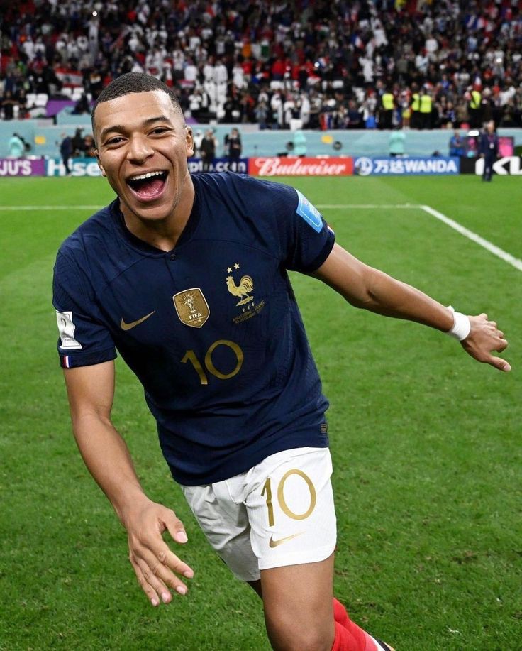 Estado Actual:

○ Soltero.
○ En una relación.
● Esperando que salga el Comunicado Oficial de Kylian Mbappé por el Real Madrid.