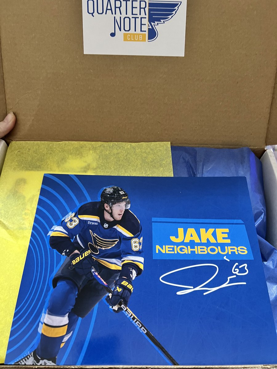 BLUESandCITYfan's tweet photo. Got my Winter #QuarterNoteClub box!! Everything is so cool! But. . . Whereβs the cookie, @StLouisBlues? #stables https://t.co/tkKHbmKkt8