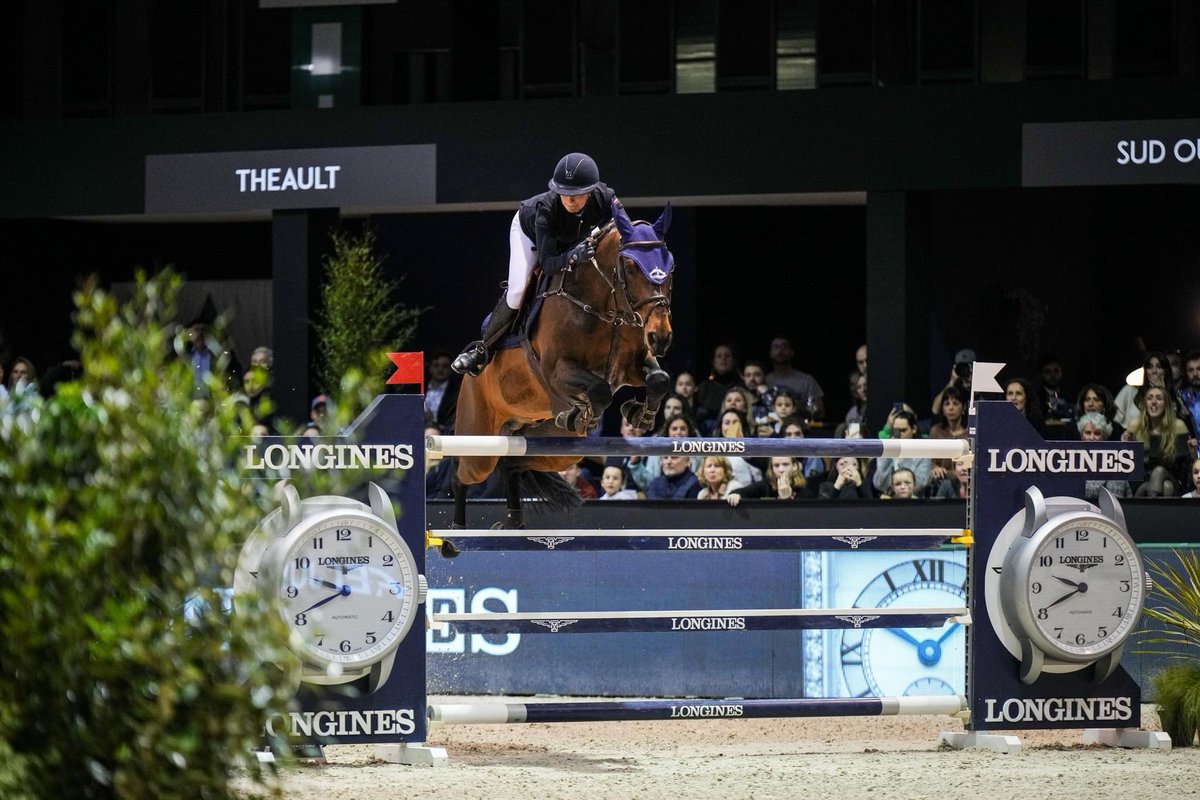 JumpingBordeaux's tweet photo. @steveguerdat remporte l'étape Coupe du Monde Longines @FEI_Global Jumping en étant le plus rapide 🏆 Jeanne Sadran - officiel se hisse sur la deuxième marche du podium, suivie de près par Harry Charles à la 3e place 🥉
#FEIJumpingWorldCup #TimeToBeat #Longines #jumpingbordeaux https://t.co/vWuKgc2aCy