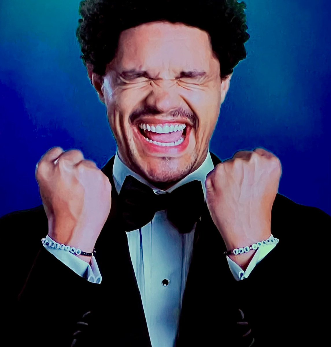 tswifterastour's tweet photo. 🚨| Trevor Noah, host of the 2024 #GRAMMYs, wears friendship bracelets in new advertisement!

“I’M HOSTING THE GRAMMYS” https://t.co/gbkTnIpWt8
