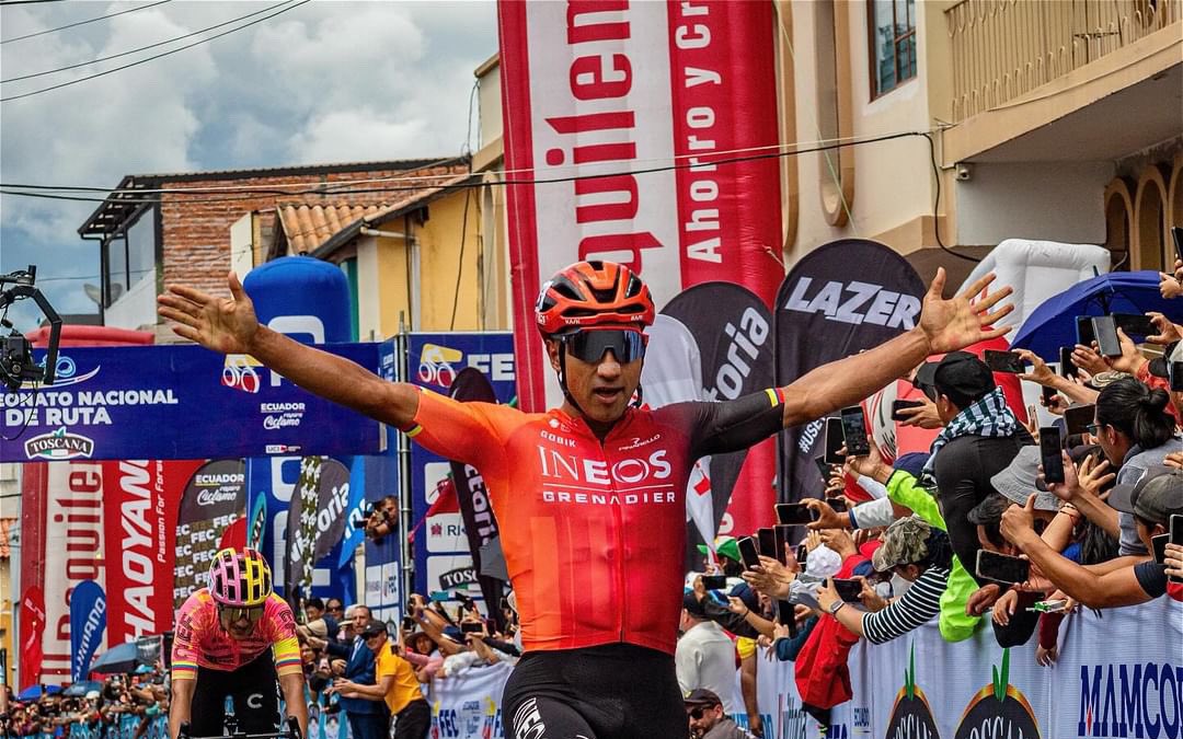 The amazing moment @NarvaezJho became a two-time national road champion! 🇪🇨🥇🥇🇪🇨 📸 @LuchinDH