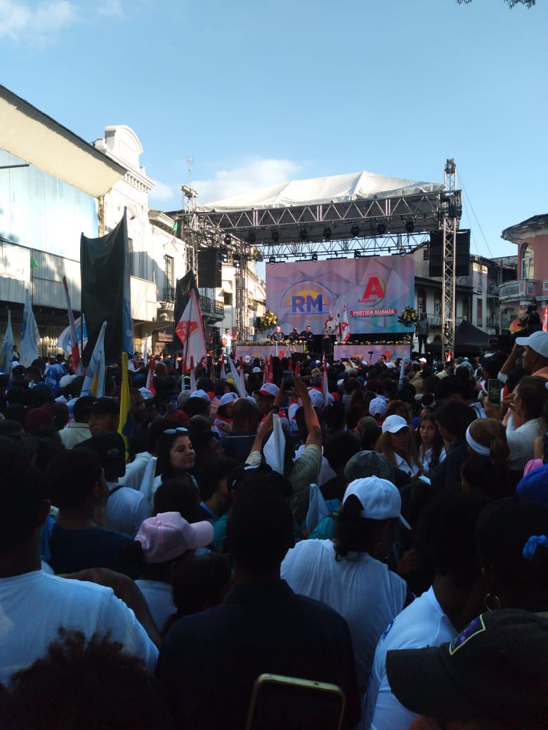lorenamtos's tweet photo. Aquí apoyando al próximo Presidente de nuestro país 🇵🇦🙏🏻💛💙

@rmartinelli @JoseRaulMulino @chelloalcalde 

#TodosConMartinelli https://t.co/Rx4LUaUs3a