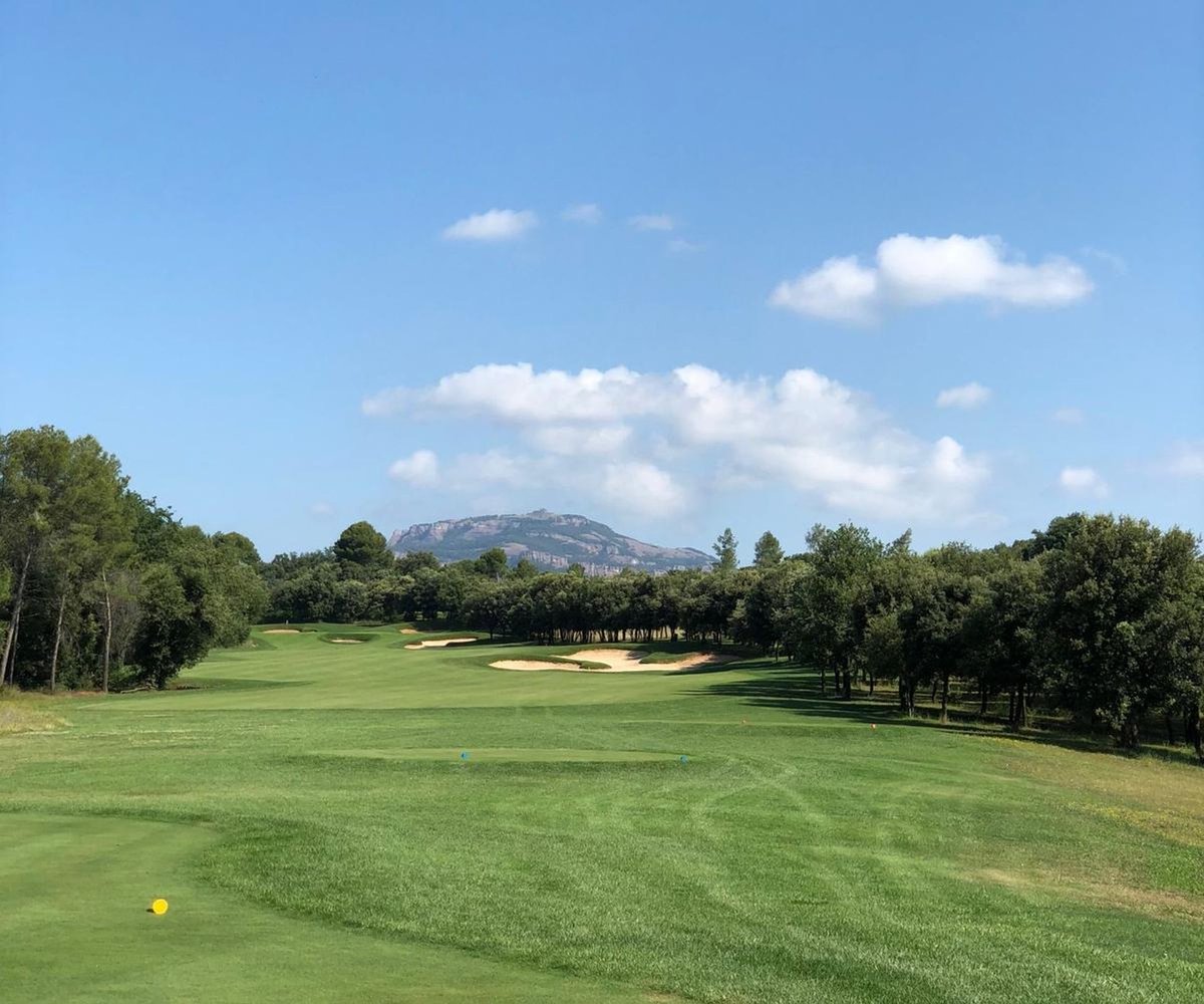 albertsanmont's tweet photo. Imatges d'un camp de golf i un parc públic.
Penseu que estàn en emisferis oposats, NO. Es el Real club de golf el Prat , i el parc Dels Catalans, i tots dos ESTÀN A TERRASSA!! 😡 
SEQUERA, li diuen ,els molt cínics!
Quina vergonya !! https://t.co/kKxwJe081S