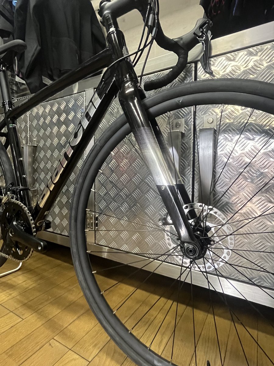 tobe8131's tweet image. おはようございます
本日も宜しくお願いします

Bianchi Nirone7  Soraディスクブレーキ(DB)が入荷しております
こちらは、メーカー完売品となっております

通学車として人気のある機種ですので検討中の方はお早めにお問い合わせください

#サイクルショップヨシダ
#Bianchi
#Nirone7