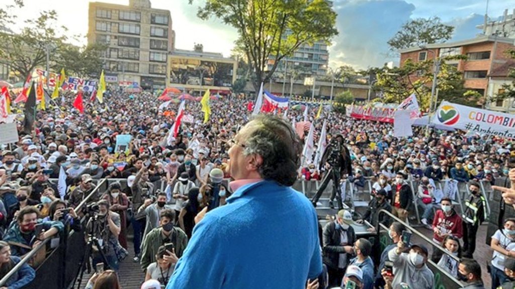 Expresamos nuestra solidaridad personal, del
MAS-IPSP y de los movimientos sociales de Bolivia con el Presidente <a href="/petrogustavo/">Gustavo Petro</a>, su gobierno y con el pueblo colombiano que están siendo víctimas de una intento de ruptura institucional a través de la Fiscalía y el Poder Judicial.