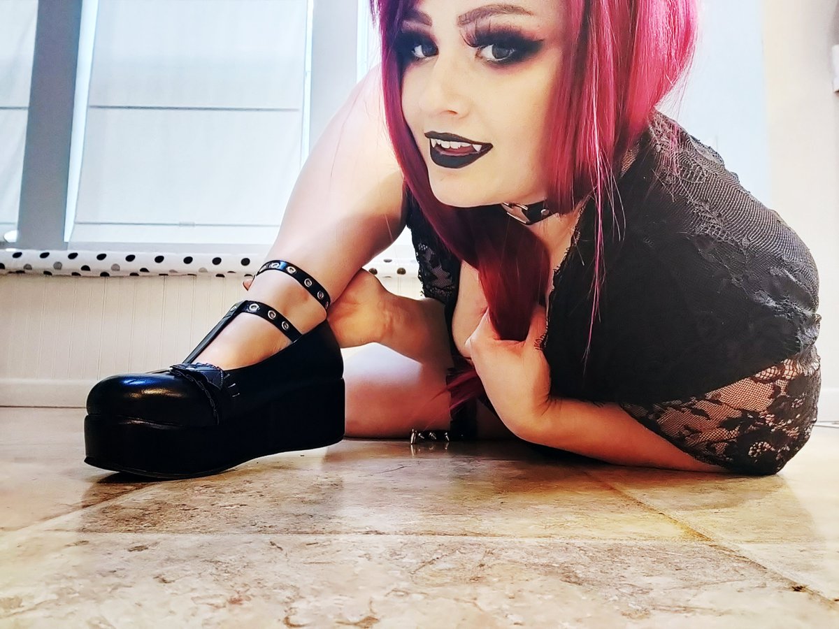 JadeHellsing's tweet photo. The vampire miniset is up on OF now. ♡♡♡

#vampirefeet #vampfeet #vampirefeetpics #vampfeetpics #footgoddess #footmodel #gothfeet #gothshoes #vampireshoes #vampshoes #redheadfeet #redhairandfeet #womanfeet #palefeet #platformshoes #strappyshoes https://t.co/DB9YqpsdW2