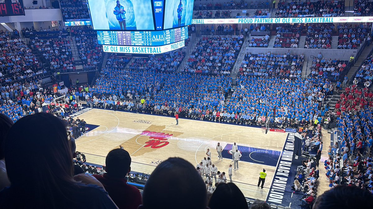 StephenSpringf3's tweet image. Ole miss looking a lot like Neville with this energy. War damn