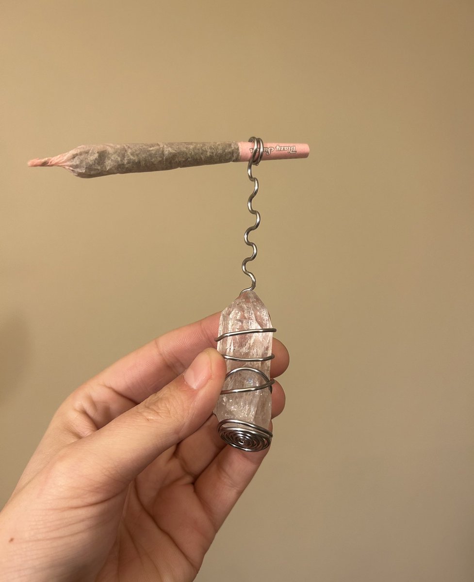 PeaceRoseShephe's tweet image. Made myself a quartz joint holder✨
