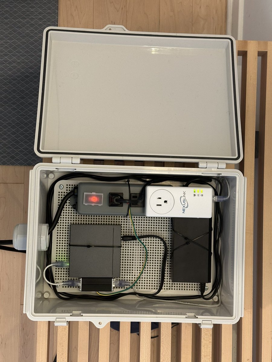 bronson's tweet photo. Outdoor powerline Ethernet to 5-port POE+ switch: G.hn-to-802.3at.
Good for outdoor digital radio applications. https://t.co/3QFkLRJW7R